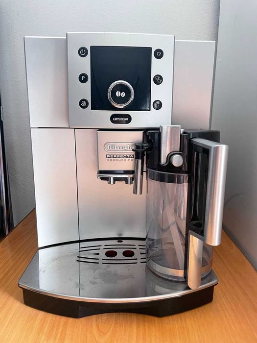 Кавоварка/кофемашина з Німеччини Delonghi Cappucino Perfecta ESAM 5500
