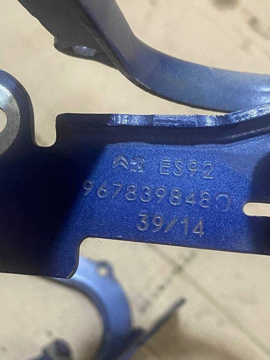 Петля капота права ліва пежо 2008