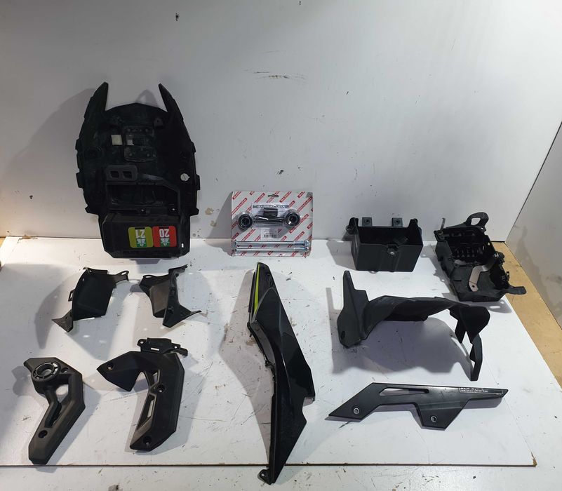 Kawasaki Z650 plastiki owiewki mocowania osłony ogon crashpady
