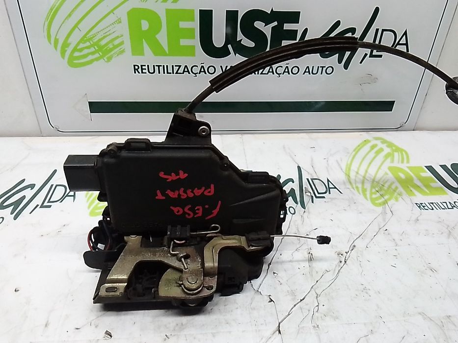 Fechadura / fecho porta frente esquerdo VOLKSWAGEN Passat (3B2)