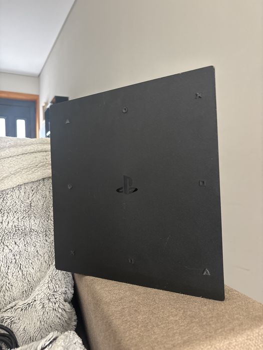 PS4 Pro 1TB + Comando + Cabos | Bom Estado