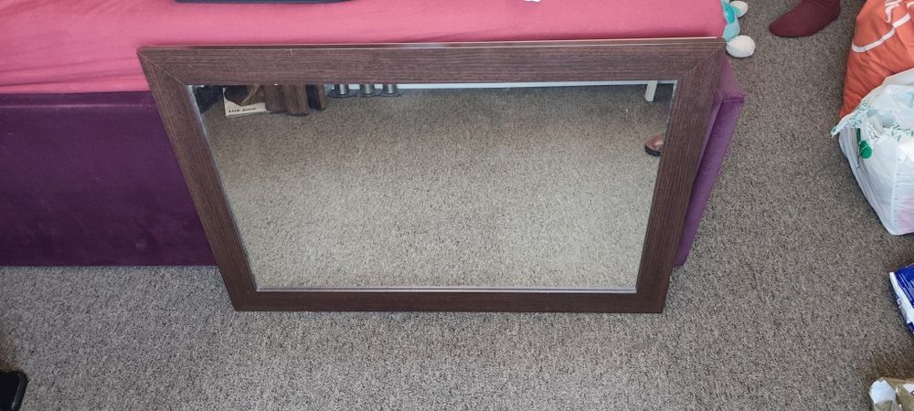 Lustro w brązowej ramie o wymiarach 59,3x98,7