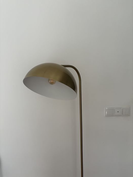 Candeeiro de pé dourado