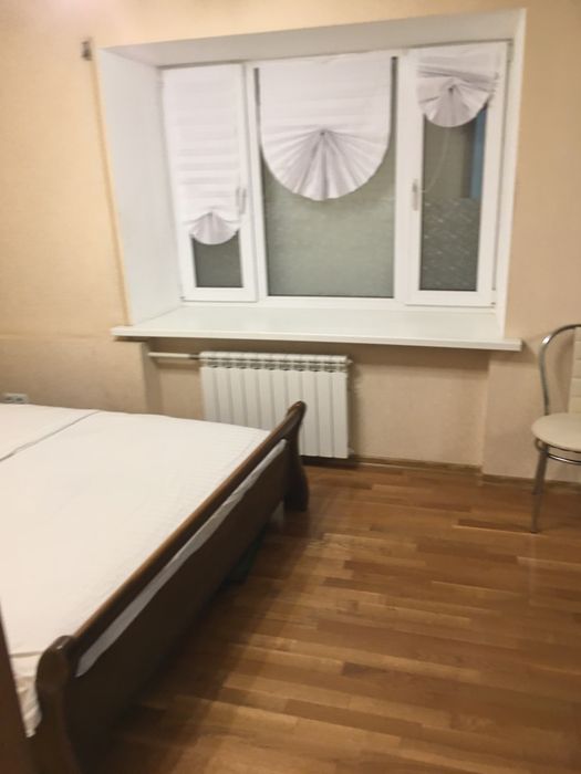 бульвар Лесі Украінки,14 подобово.метро Палацу Спорту