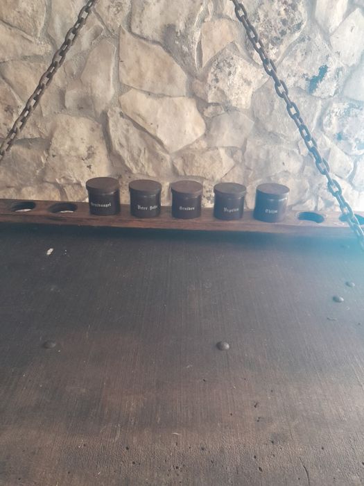 Cinco potes de especiarias vintage