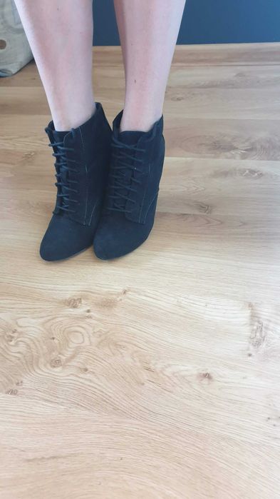Buty botki wiązane sznurowane na koturnie czarne Bershka