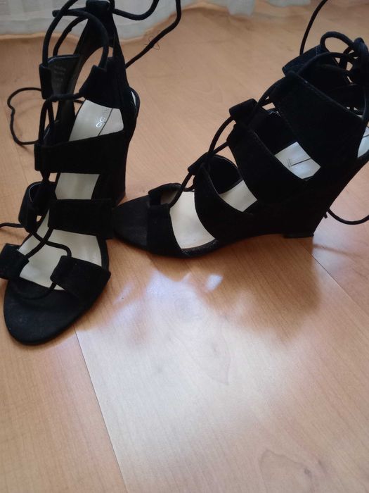 Sandálias Aldo, em camurça