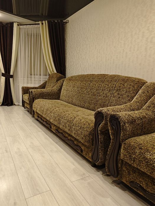 Диван в дуже хорошому стані з двома виїзними кріслами