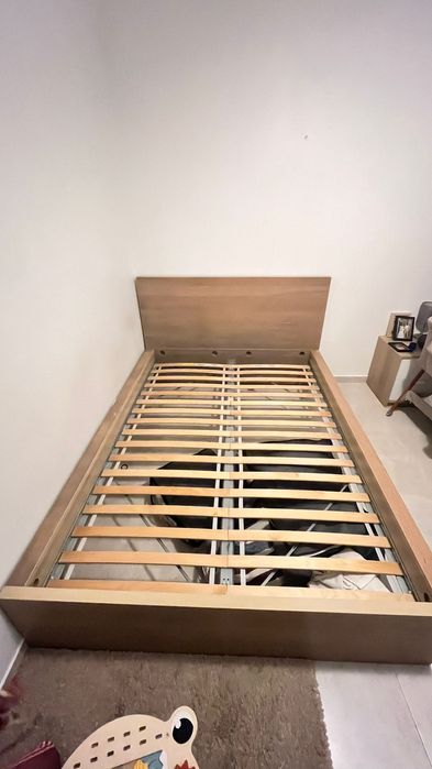 Vendo cama de casal com colchão e bom estado de conservação.