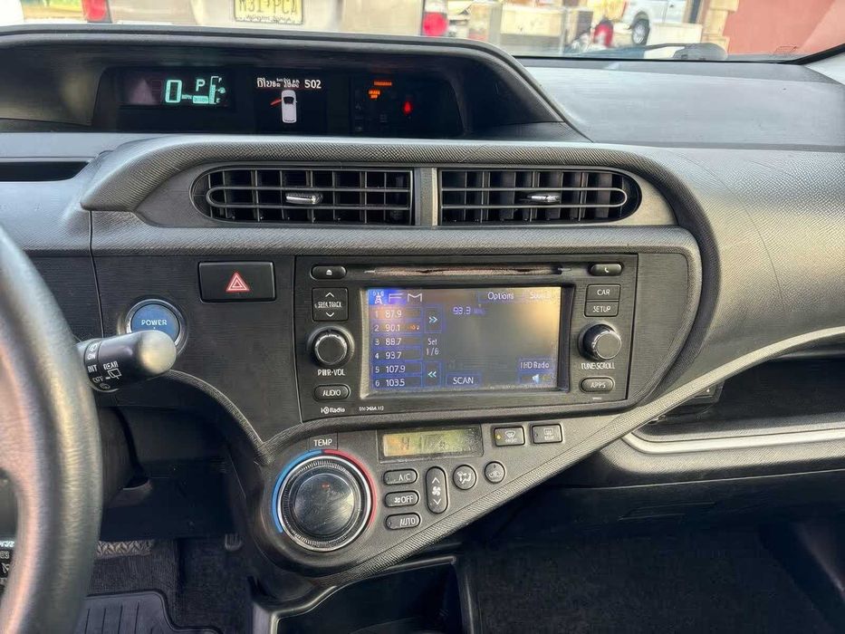 Toyota Prius c Four      2014