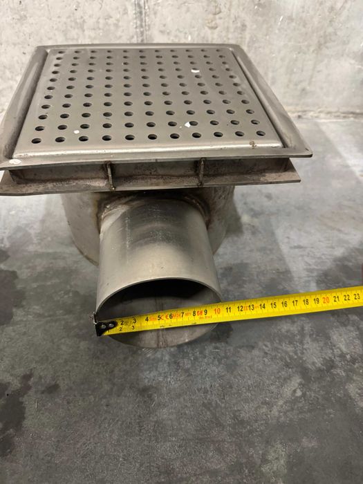 Bardzo solidna Kratka ściekowa Stan Idealny 2 sztuki.