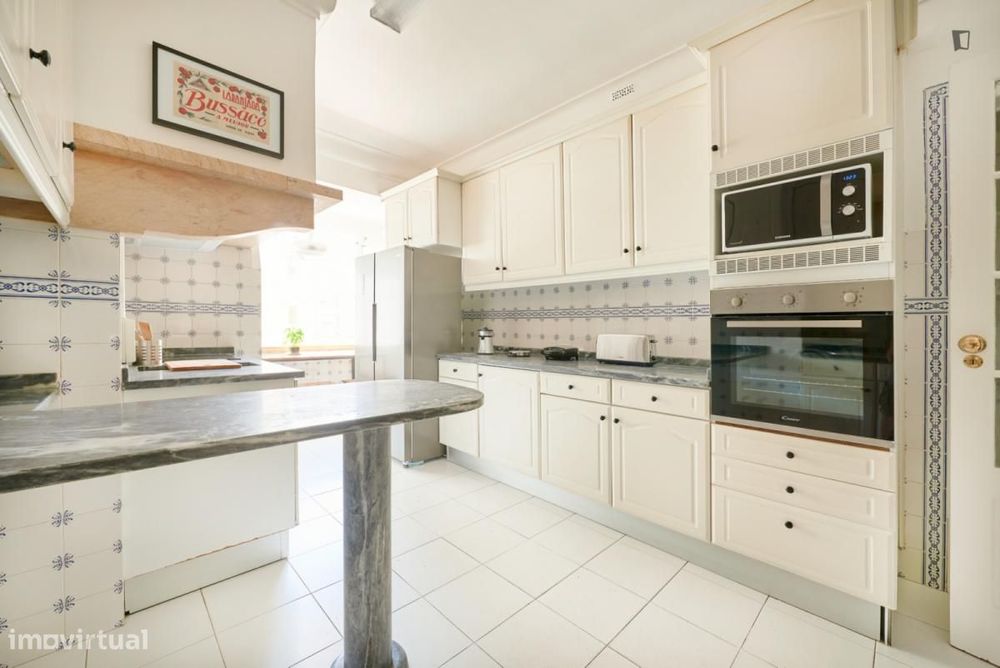 Quarto - localizado em São Sebastião Lisbon