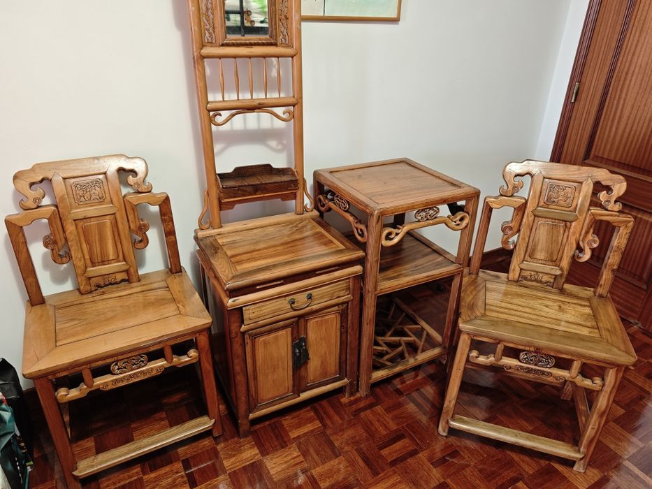 "Magnífico Conjunto Secular de Macau – 4 Peças (Par de Cadeiras, Toucador/Lavatório e Mesa) em Madeira de Olmo Maciça".