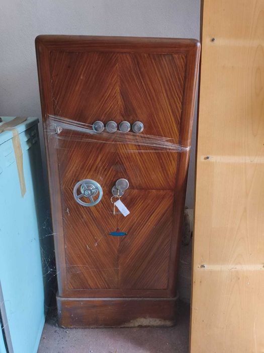 Cofre antigo em bom estado