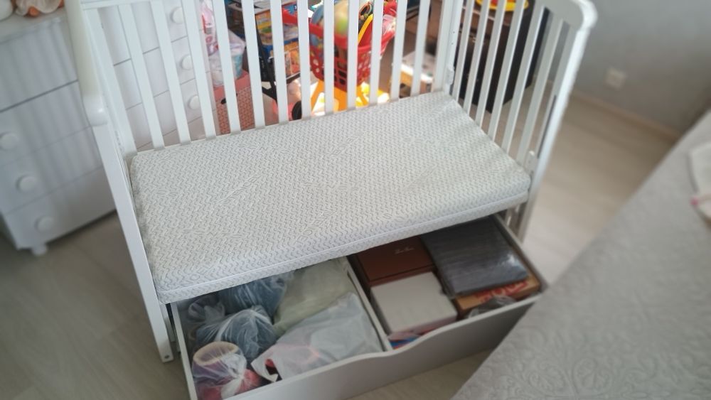 Кроватка детская с матрасом.