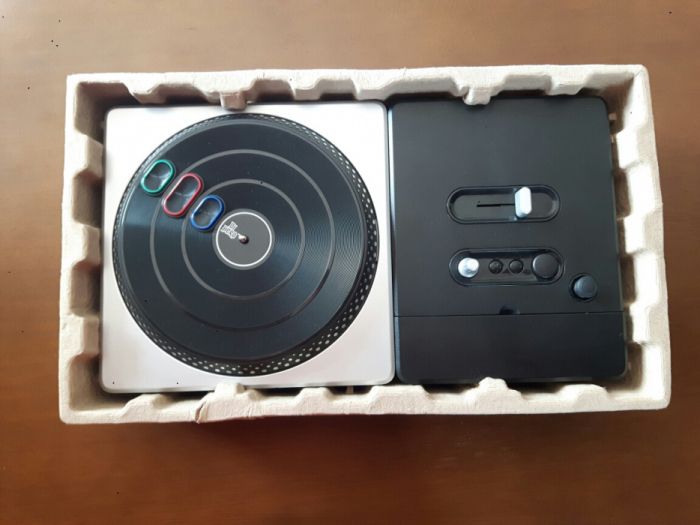 Wii - Jogo DJ Hero 1 e DJ Hero 2 + Mesa de Mistura / Controlador DJ