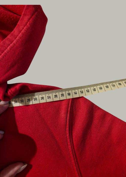 Czerwona  bluza  z kapturem