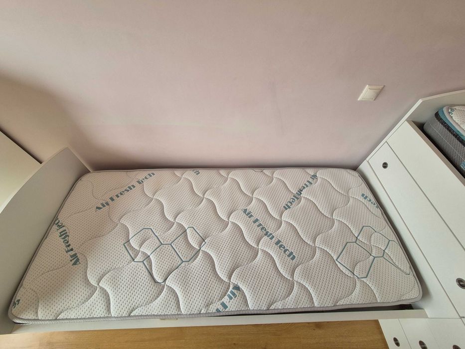 Conjunto de duas camas e colchões