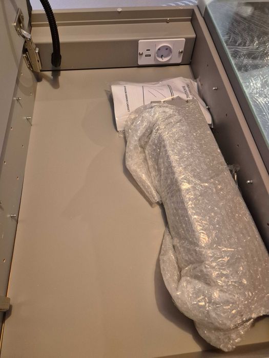 Armário de casa de banho com espelho e iluminação led e antiembaciamento, luz regulável,  tomada e USB - 80x70 cm