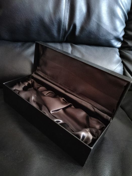 Czarne/ Granatowe pudełko prezentowe z atłasową wyściółką zamykane na