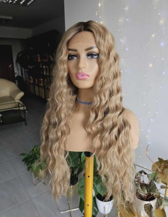 Długa peruka fale Kaja ciemny blond z odrostem lacefront