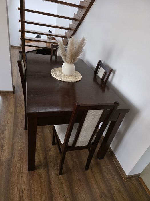 Stół  do salonu 140cm plus 2x40 z 4 krzesłami