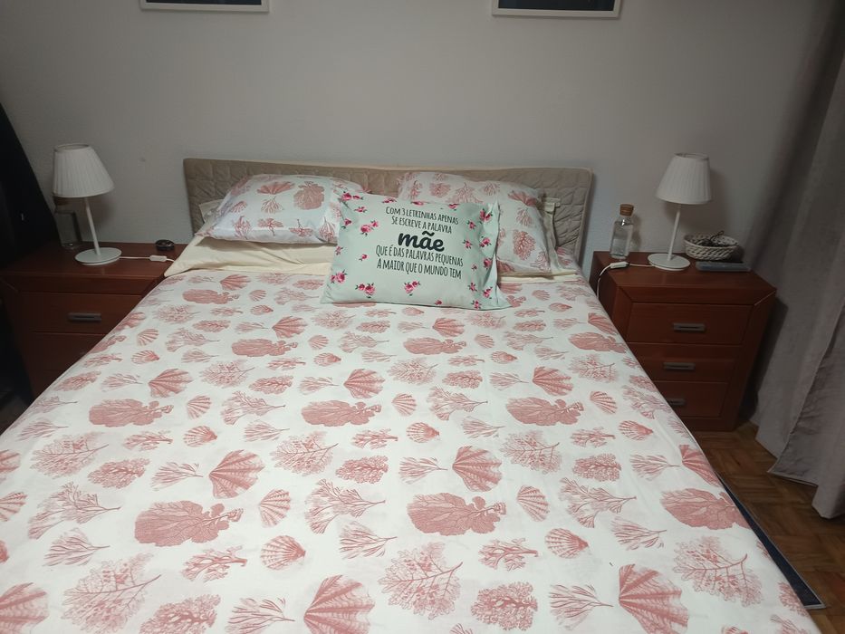 Cama Cómoda e duas mesinhas de cabeceira