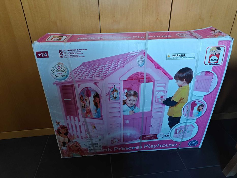 Casa de brincar exterior rosa embalada. Prenda para meninas