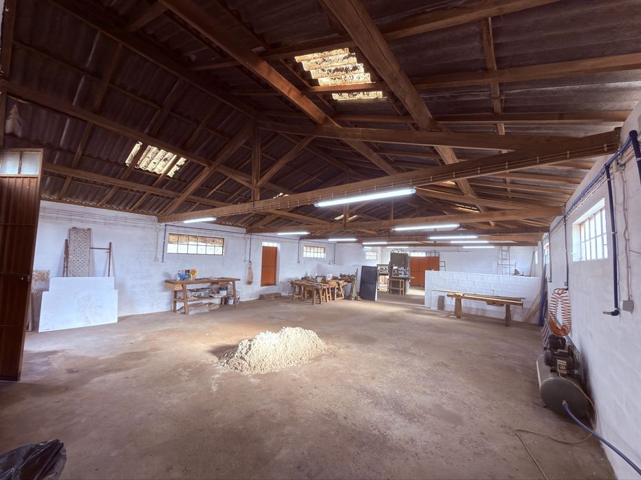 Alugo Armazém para Carpintaria equipado com maquinas