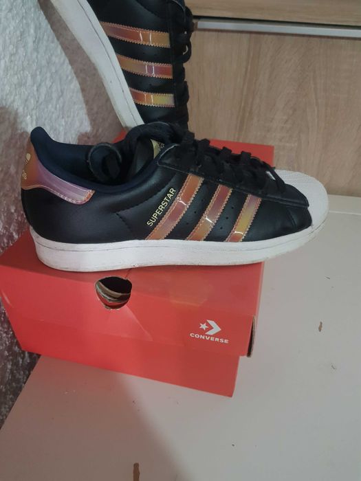 Tênis adidas pretos com riscas douradas  senhora