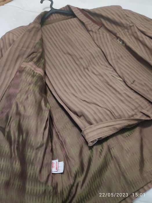 Fato de homem castanho