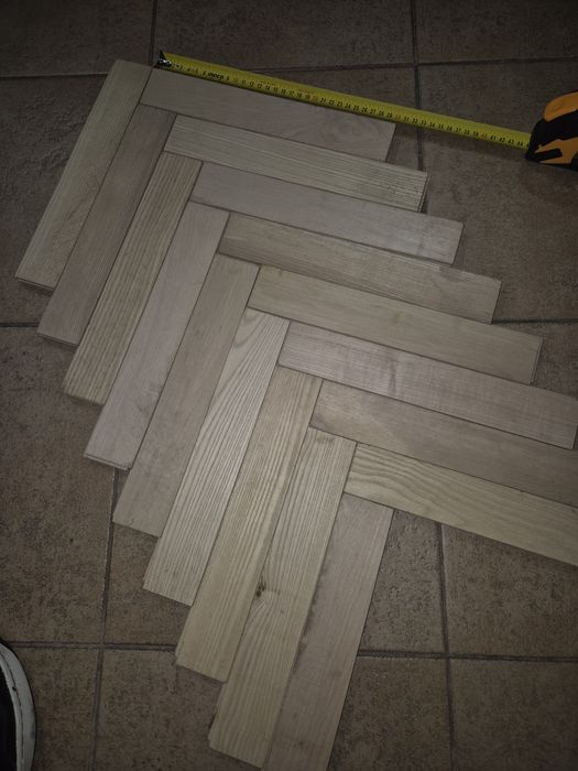 Паркет з масиву ясена 7м.кв. 300/50/18