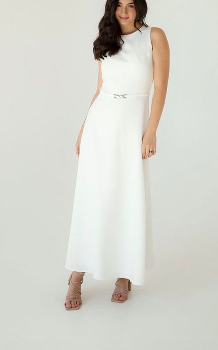 Біла довга сукня