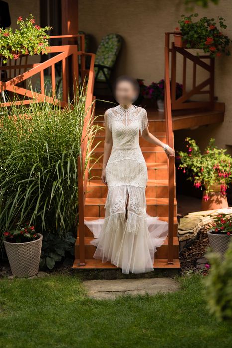 Piękna suknia ślubna w subtelnym, lekko boho stylu.