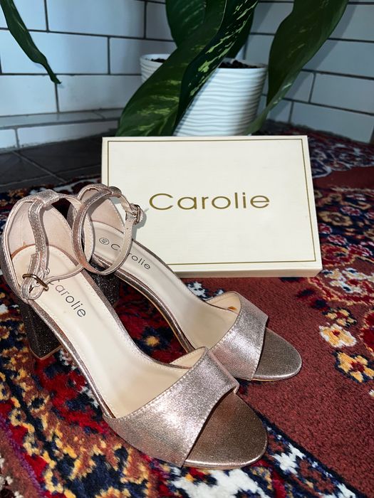 Босоніжки жіночі