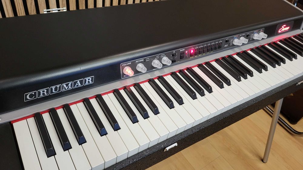 Crumar Seven com estojo acolchoado