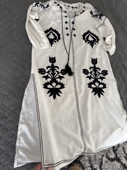 Вишивана сукня розмір М
