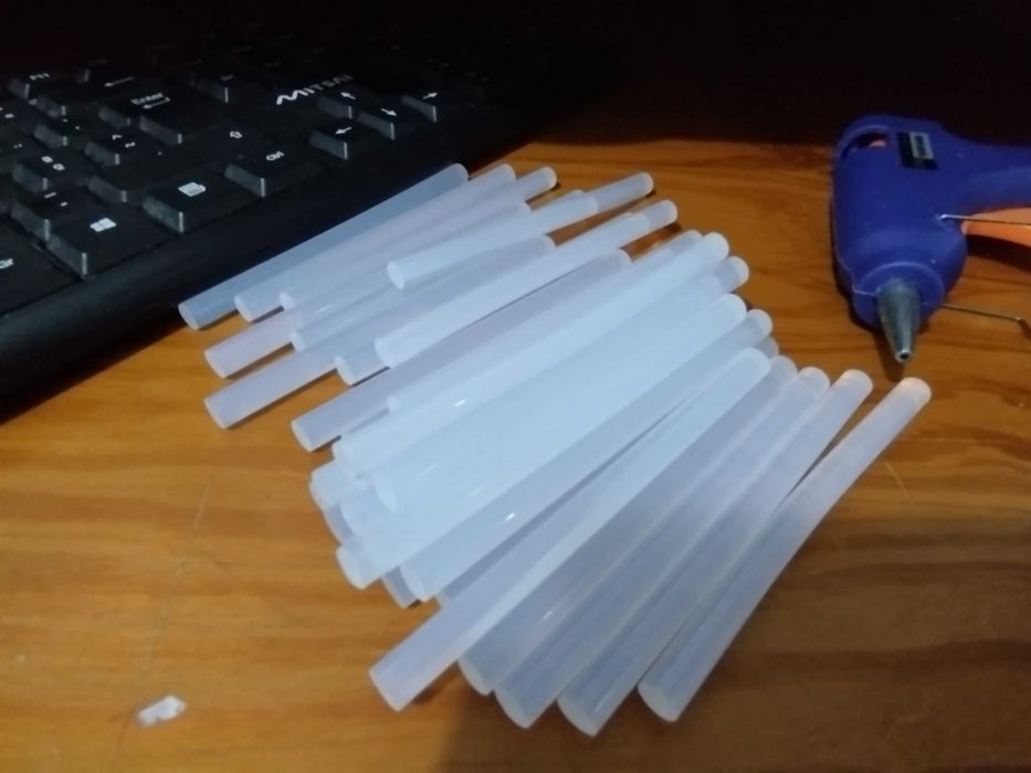 Pistola de cola quente + 30 Recargas de cola - Nova - Aceito trocas