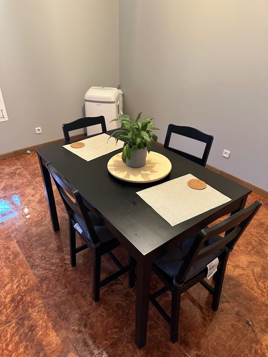 Vendo mesa com 4 cadeiras