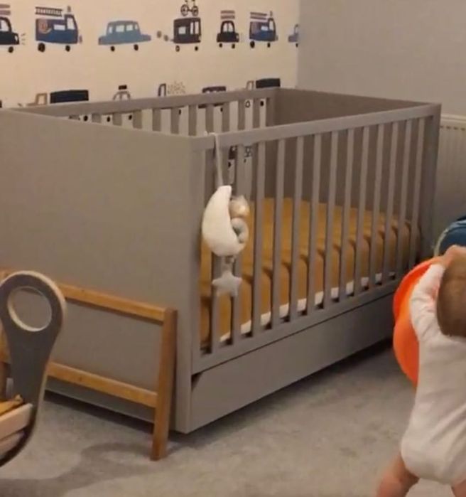 Łóżeczko bellamy lotta szare z nozkami drewnianymi. Piękne !