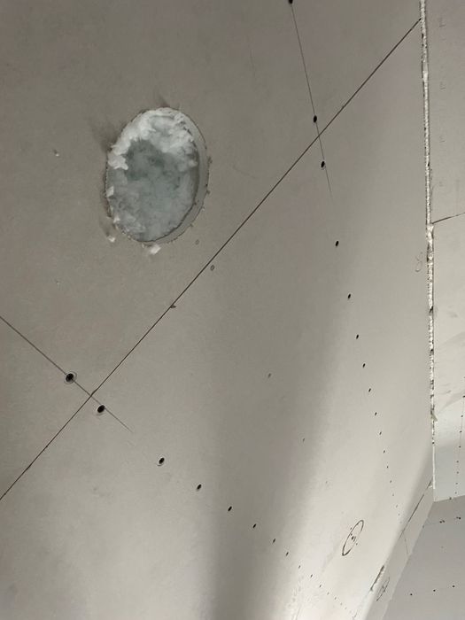 Izolacja wdmuchiwana, celuloza, włókno drzewne, wełna szklana