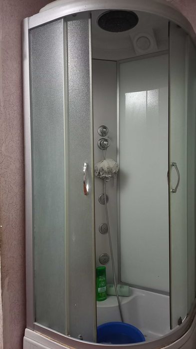 Душова кабінка закритого типу