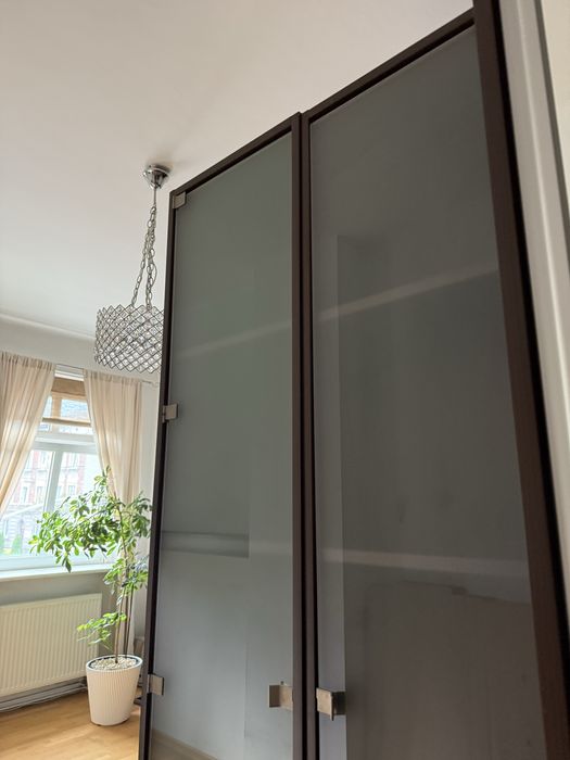 Regał z półkami i przeszkloną górą