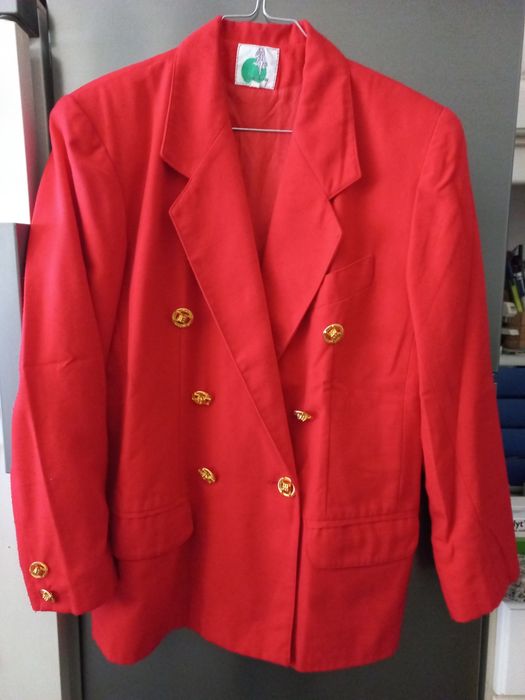Blazer alinhado vermelho com botões dourados