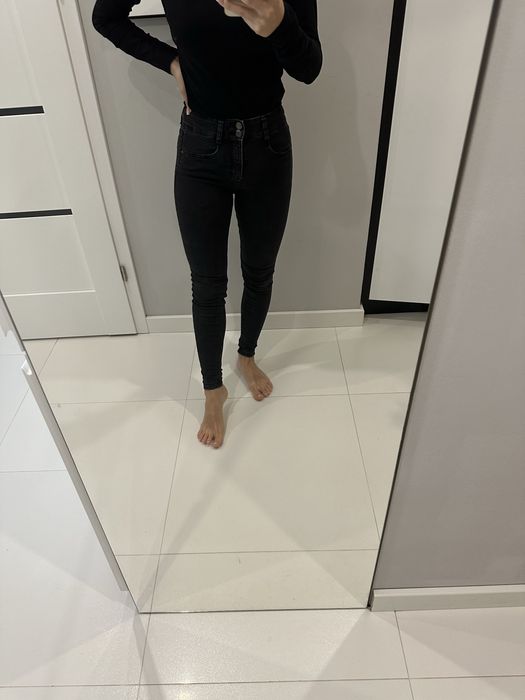 Czarne spodnie skinny z wyzszym stanem