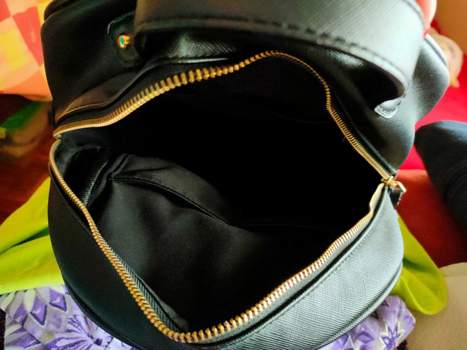 Mochila preta com muito pouco uso