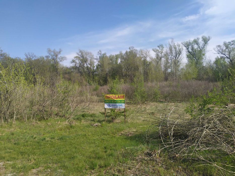 Продам участок 10 сот. на переулке Ветренном рядом лес и река.