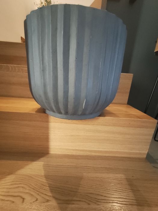 Szara donica ryflowana na taras