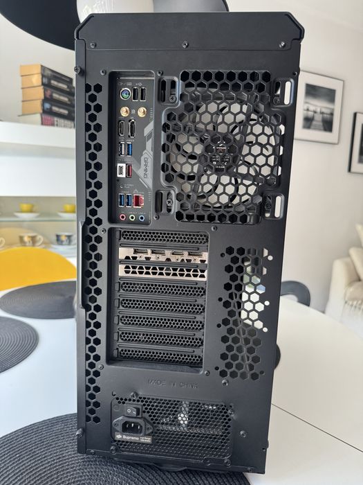 Komputer gamingowy RYZEN 7800X3D/32Gb RAM/RTX 2080