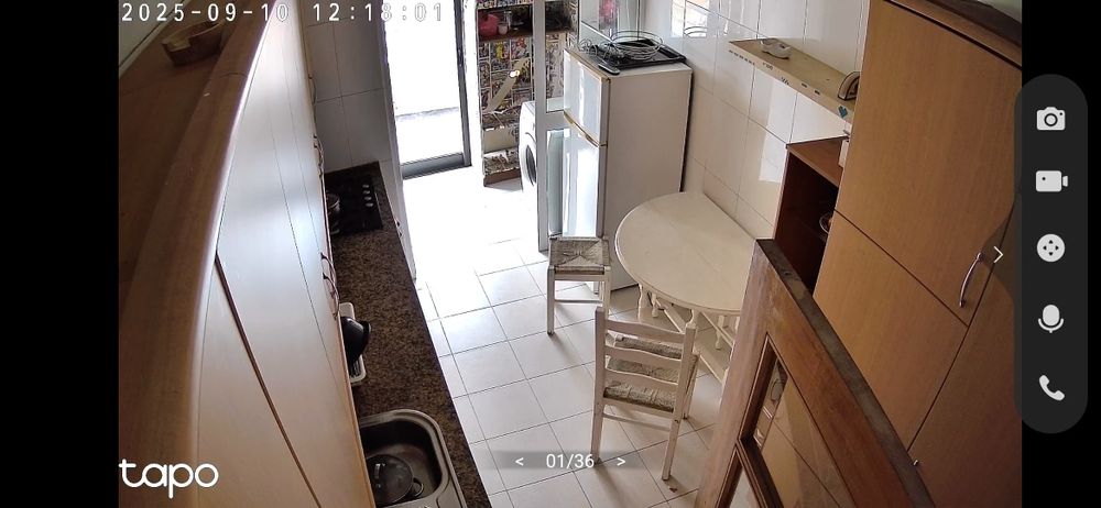 Alugo quarto para casal com suit,  junto a paragem do metro .